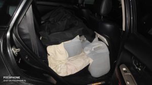 Polițiștii de frontieră din cadrul Direcției regionale Nord documentează un cetățean moldovean, care transporta fără acte de proveniență mai multe recipiente pline cu alcool