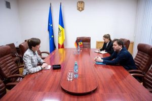 Cei doi oficiali au discutat despre crizele actuale, atragerea investițiilor, despre relațiile comerciale dintre țara noastră și Germania, precum și noile oportunități de dezvoltare ale acestora