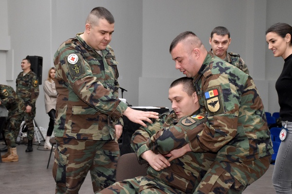 Specialiști ai Comitetului Internațional al Crucii Roșii (CICR) instruiesc militarii Armatei Naţionale preconizați pentru detașare în misiunile de menținere a păcii KFOR în Kosovo și UNIFIL în Liban în domeniul dreptului internațional umanitar
