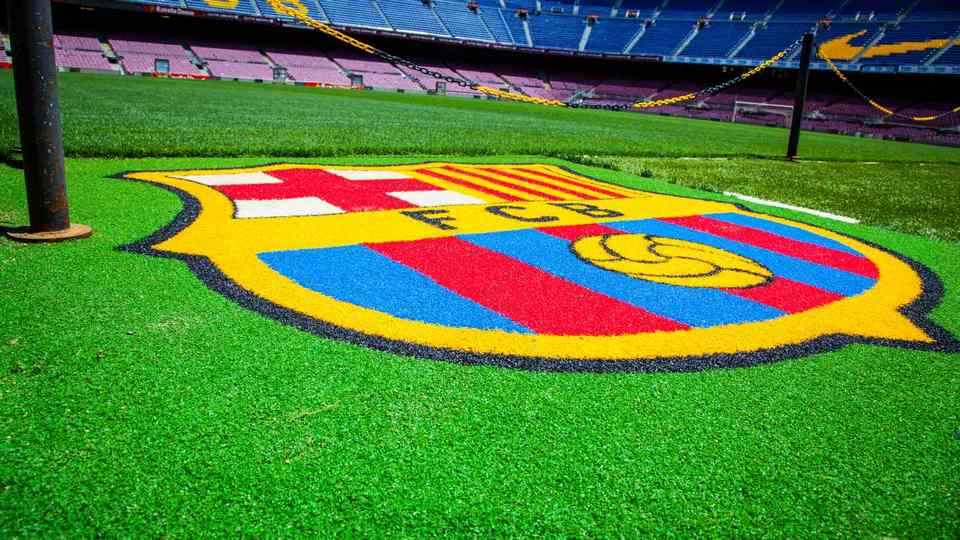 Jurnaliștii de la Marca vorbesc despre un nou scandal în care este implicată FC Barcelona. Conform sursei citate, gruparea catalană ar fi virat 1.4 milioane de euro în conturile unui fost arbitru din LaLiga, personaj care a fost o perioadă îndelungată vicepreședinte al Comitetului Tehnic al Arbitrilor din Spania.