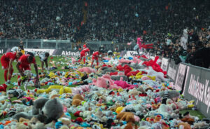 Fanii clubului de fotbal Besiktas din Istanbul au aruncat duminică mii de jucării moi pe teren, în semn de solidaritate cu copiii afectați de cutremurele devastatoare din 6 februarie din Turcia.