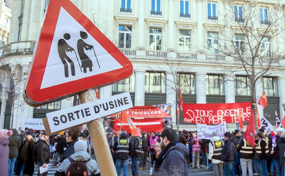 După peste o săptămână de proteste, Senatul francez a aprobat proiectul de reformă a pensiilor. „Pentru” au votat 195 de deputați și „împotrivă” 112. Principalul obiectiv al reformei este creșterea vârstei minime de pensionare de la 62 la 64 de ani.