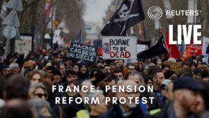 Revolte la Paris și Lyon, se cere „capul” președintelui Macron! Tensiuni în capitala Franței dar și în alte circumscripții. Mii de oameni au protestat după ce guvernul francez a anunțat că-și va angaja răspunderea pe legea care crește vârsta de pensionare.