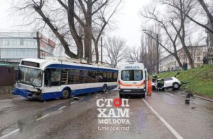 În jurul orei 07:40, pe șoseaua Muncești din municipiul Chișinău, un troleibuz de pe ruta nr. 5 a fost implicat într-un accident rutier. Primăria a informat că la locul incidentului au intervenit poliția, ambulanța și pompierii.