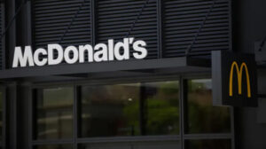 McDonald's închide temporar birourile din SUA și pregătește noi valuri de concedieri în cadrul unei politici de restructurare. Angajații au fost solicitați să lucreze de acasă pentru a primi informații despre disponibilizări, însă nu se știe încă câți vor fi afectați.