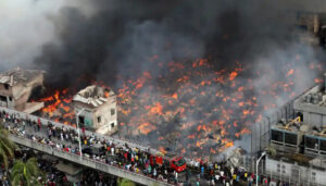 Sute de pompieri au fost mobilizați în Dhaka, capitala Bangladeshului, pentru a lupta împotriva unui incendiu uriaș care a izbucnit într-o piață populară de îmbrăcăminte și a acoperit cu fum negru cele mai vechi cartiere ale orașului.