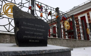 Pe 8 aprilie 2022, la ora 10:28, o rachetă Tochka U a zburat în zona gării feroviare din Kramatorsk, unde mii de oameni așteptau evacuarea. Drept urmare, conform ultimelor date citate de ediția Strana, 61 de persoane au murit și 121 au fost rănite.