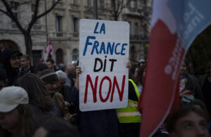 Consiliul Constituțional al Franței a aprobat vineri, 17 decembrie 2021, planul care prevede creșterea vârstei de pensionare de la 62 la 64 de ani, ceea ce a reprezentat o victorie pentru poziția președintelui Emmanuel Macron. Decizia a fost luată după luni de proteste în masă care au afectat imaginea președintelui.