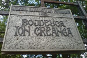 „Bojdeuca de casuta” cum o numeste insusi Ion Creanga (1 martie 1837 – 31 decembrie 1889), construita inainte de anul 1850, in mahalaua Ticau, „ce-i mai zic si Valea Plingerei”, a devenit muzeu memorial (primul muzeu memorial de literatura din Romania) la 15 aprilie 1918.