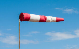 Autoritățile meteo au emis o avertizare de cod galben pentru intensificări ale vântului, valabilă începând de joi, 27 aprilie, între orele 10:00-20:00. În plus, meteorologii au anunțat că și pe 28 aprilie, între orele 08:00-20:00, vântul va sufla puternic în rafale de până la 15-20 m/s în zonele extinse.