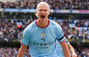 Erling Haaland a doborât recordul pentru cele mai multe goluri marcate într-un singur sezon din Premier League, un record de trei decenii care s-a impus în rândul numeroșilor concurenți de clasă mondială. Megastarul Manchester City a depășit recordul stabilit de Andy Cole și a ajuns în Premier League Hall of Fame.