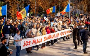 La protestele din 7 mai, un tânăr rus afirmă că a fugit de ororile Rusiei putiniste, însă mai e luat pe sus de potestatarii în vârstă. Ultimii afirmă că tot ce se vorbește despre Rusia la moment sunt minciuni, "- acolo e bine, am neamuri acolo, spui minciuni"